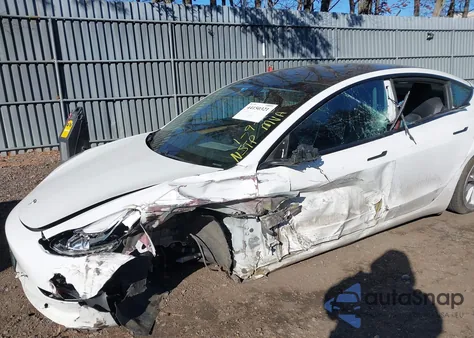 2021 Tesla Model 3 Standard Range Plus Rear-Wheel Drive z USA, uszkodzony, nr VIN 5YJ3E1EAXMF987008